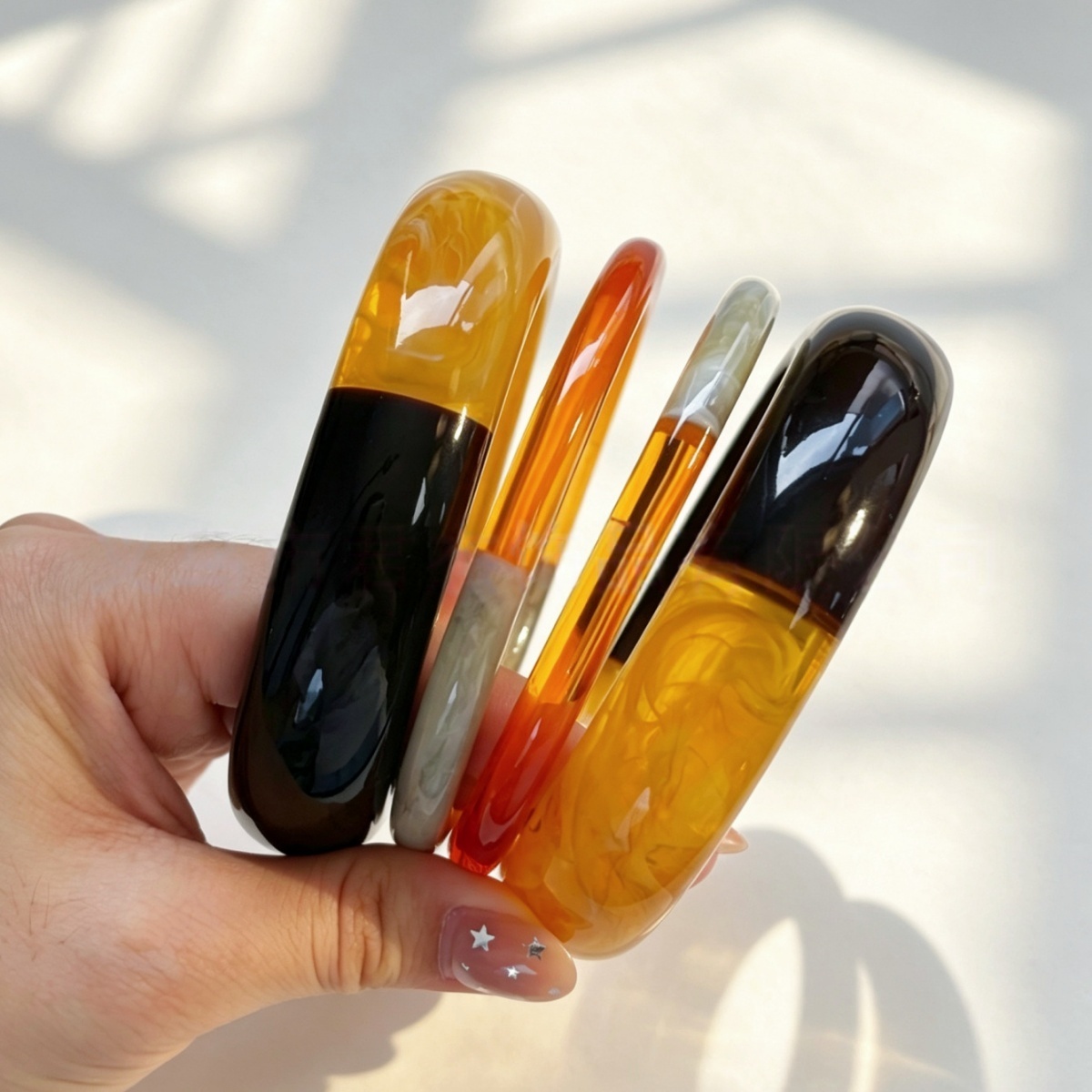 Resin Art All - กำไลข้อมือเรซินอะคริลิกสองสีสไตล์มินิมอลวินเทจสำหรับผู้หญิง แฟชั่นทันสมัย งานศิลปะประณีต สร้อยข้อมือสไตล์พังก์ ﻿